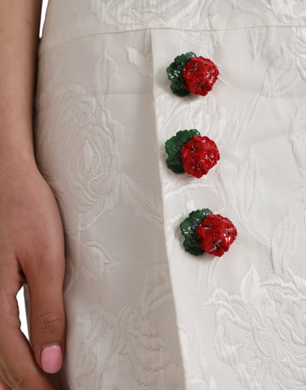Jupe mini en brocart floral blanche de Dolce & Gabbana avec embellissements, élégante et ornée de détails sophistiqués.