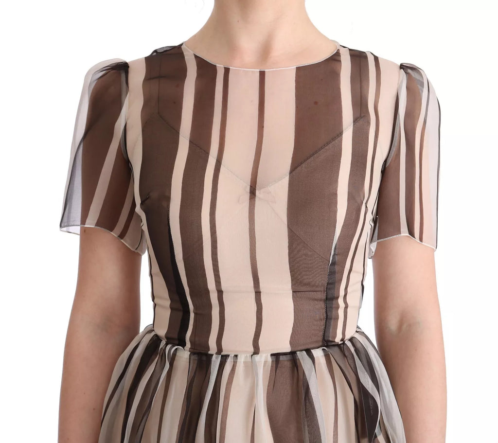 Robe fourreau en soie beige et marron à rayures de Dolce & Gabbana, élégante et sophistiquée.