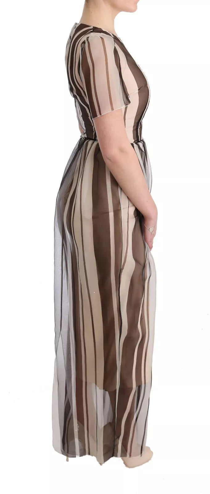 Robe droite en soie beige et marron à rayures de Dolce & Gabbana, élégante et sophistiquée, portée sur un fond neutre.