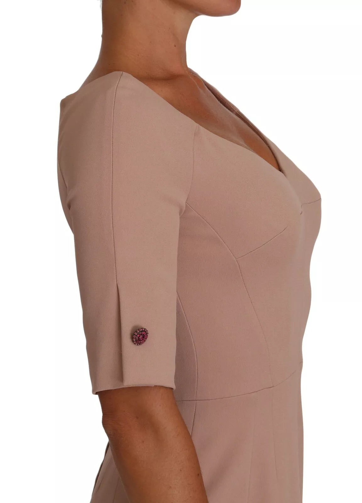 Robe midi Dolce & Gabbana rose poussière, coupe droite, boutons en cristal, tenue élégante pour occasion spéciale.