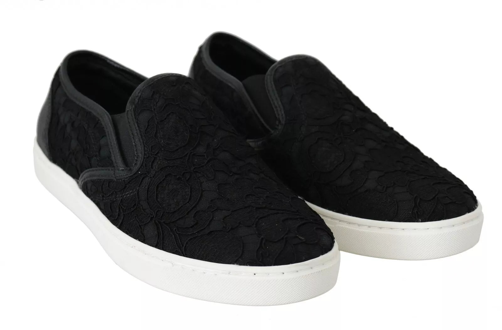 Chaussures plates Dolce & Gabbana en cuir noir avec dentelle et logo, style slip-on, pour un look élégant et confortable.