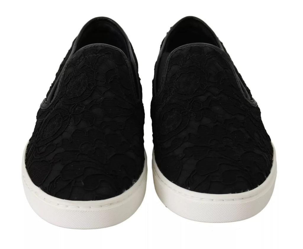 Chaussures basses Dolce & Gabbana en cuir noir avec dentelle, logo et slip-on, style élégant et confortable.