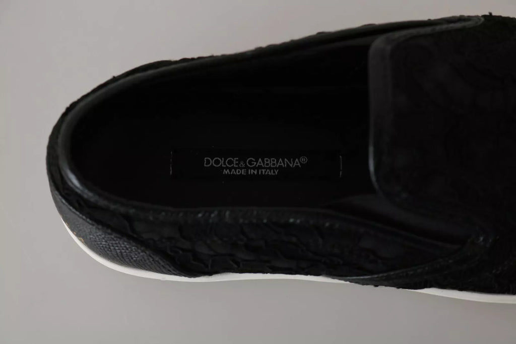Chaussures plates Dolce & Gabbana en cuir noir avec dentelle et logo, sandales slip-on élégantes pour femmes.