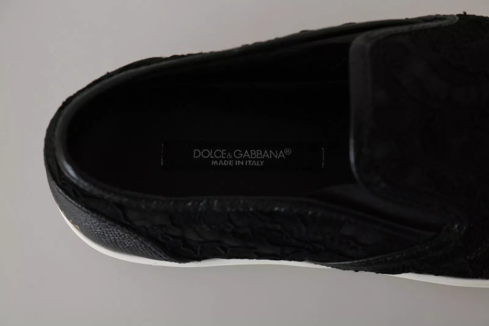 Chaussures plates Dolce & Gabbana en cuir noir avec dentelle et logo, sandales slip-on élégantes pour femmes.