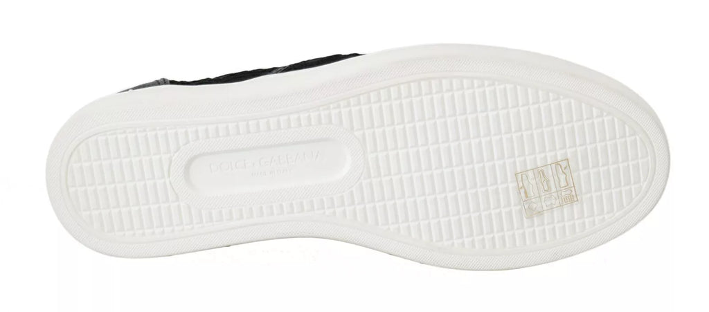 Baskets plates noires Dolce & Gabbana en cuir avec dentelle, logo en relief et semelle plate élégante.