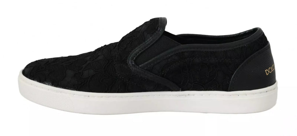 Chaussures plates Dolce & Gabbana en cuir noir avec lacets en dentelle et logo, style slip-on élégant et confortable.