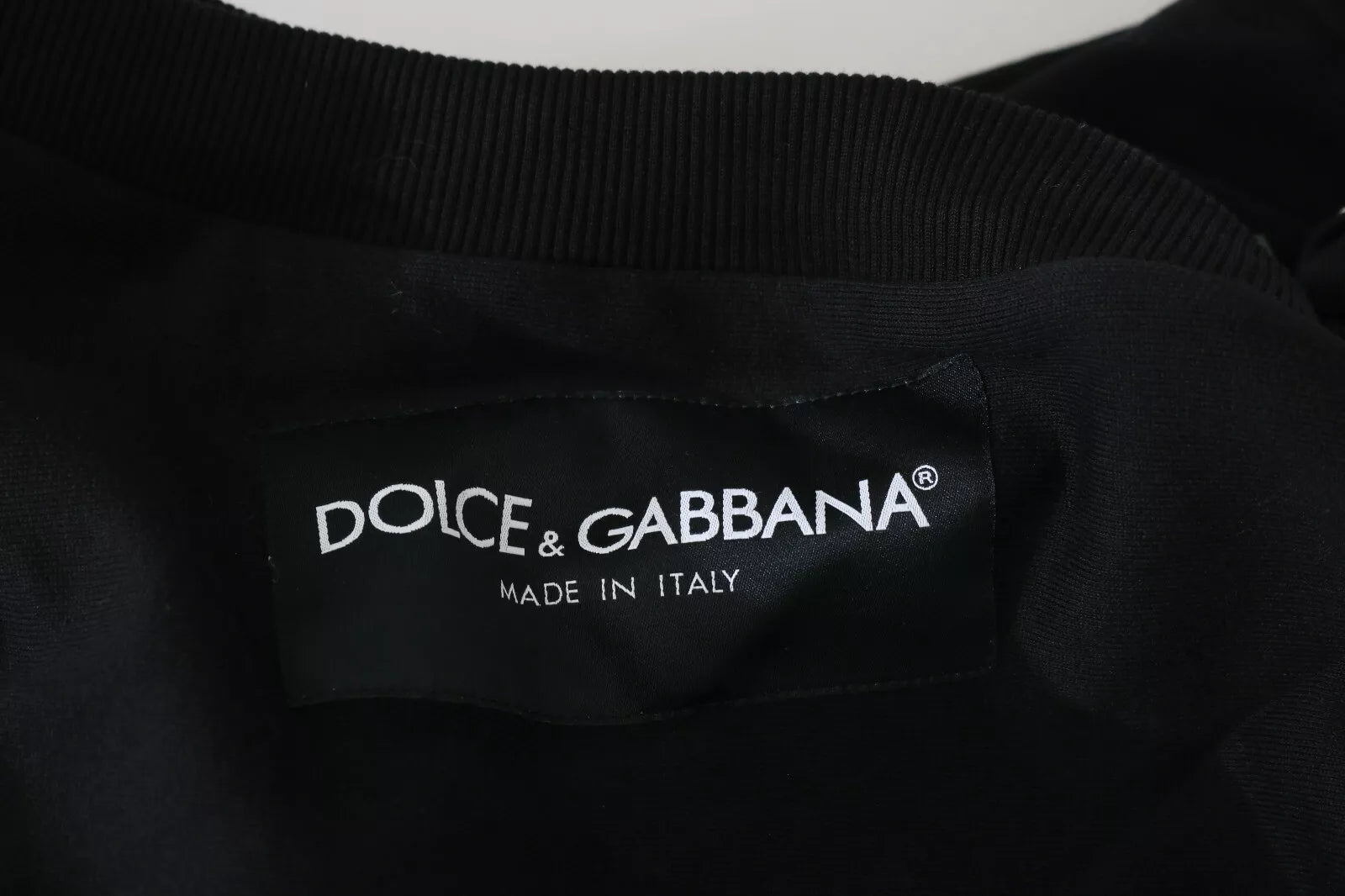 Sweat à capuche Dolce & Gabbana DG avec sequins, pull-over en maille brillant et confortable, style chic et décontracté.
