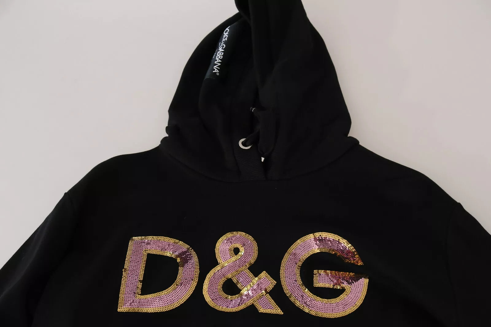 Pull à capuche Dolce & Gabbana DG avec sequins, pull-over en maille brillant et à capuche, style élégant et tendance.