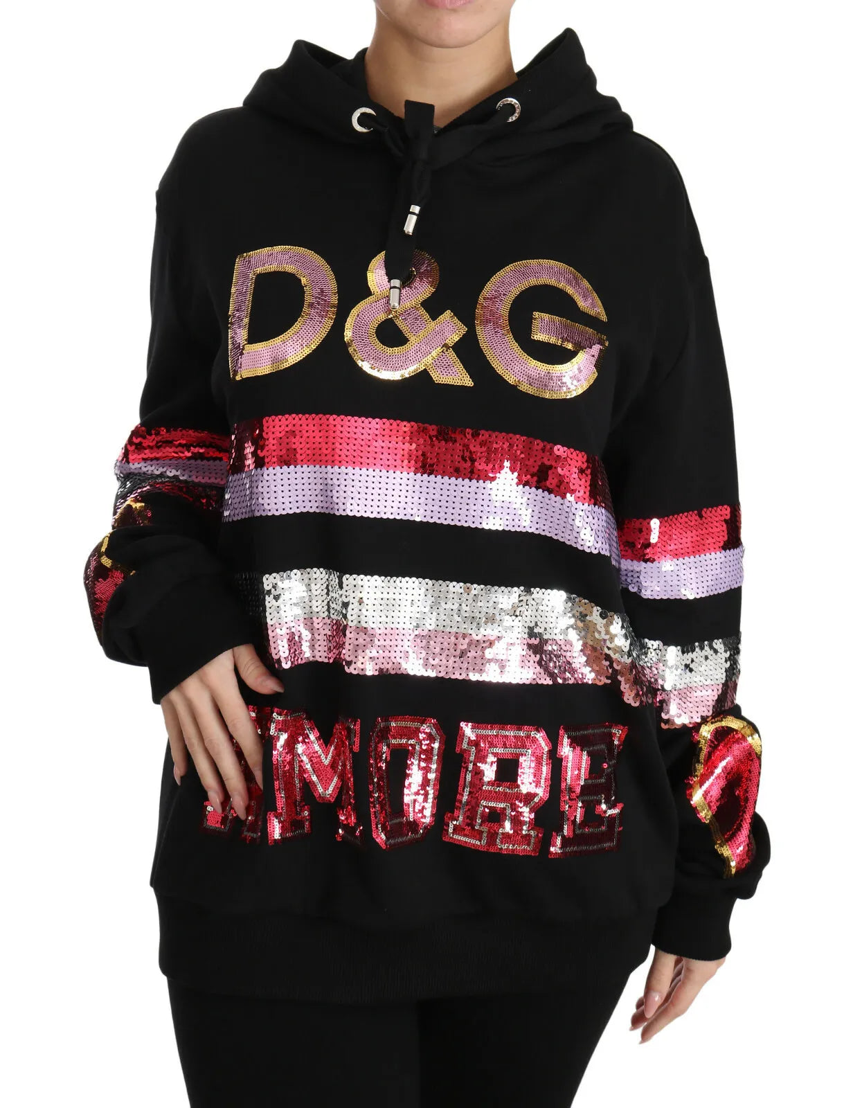 Sweat à capuche Dolce & Gabbana DG avec sequins, pull en maille brillant et tendance, porté sur un modèle.
