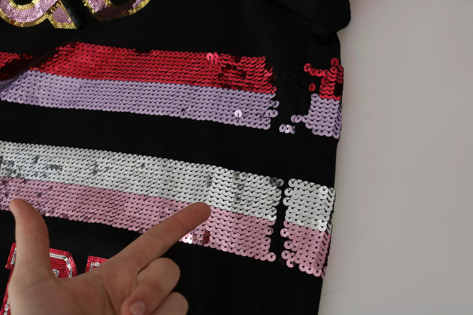 Pull à capuche Dolce & Gabbana DG avec sequins, pull-over en maille brillant et ajusté, orné de sequins scintillants.