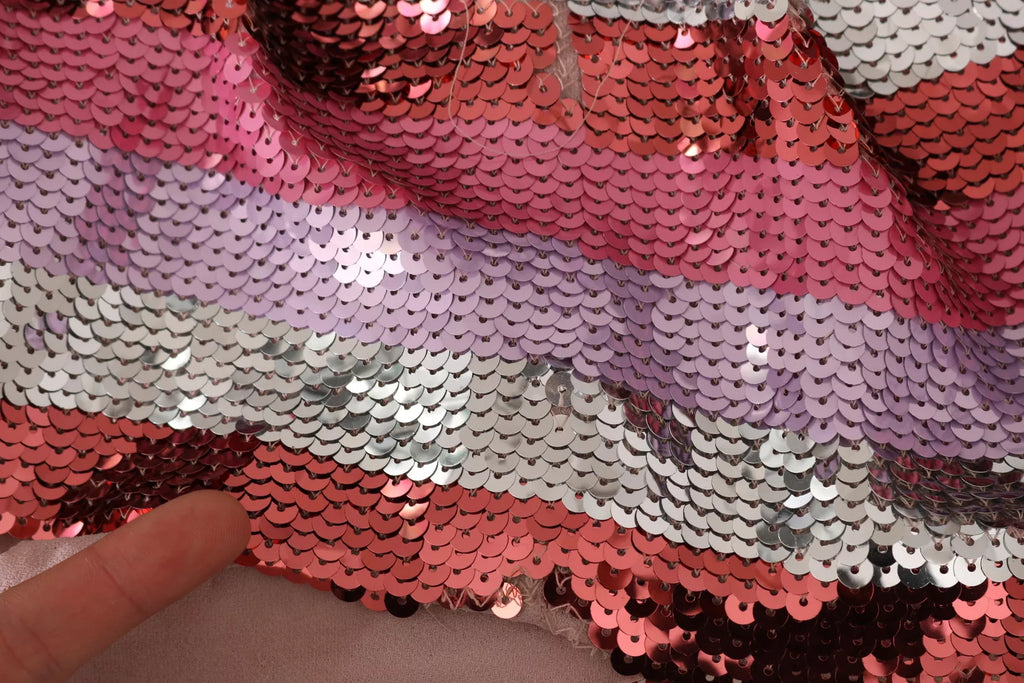 Robe longue Dolce & Gabbana rose à sequins floraux et cristaux, élégante et ornée de détails scintillants.