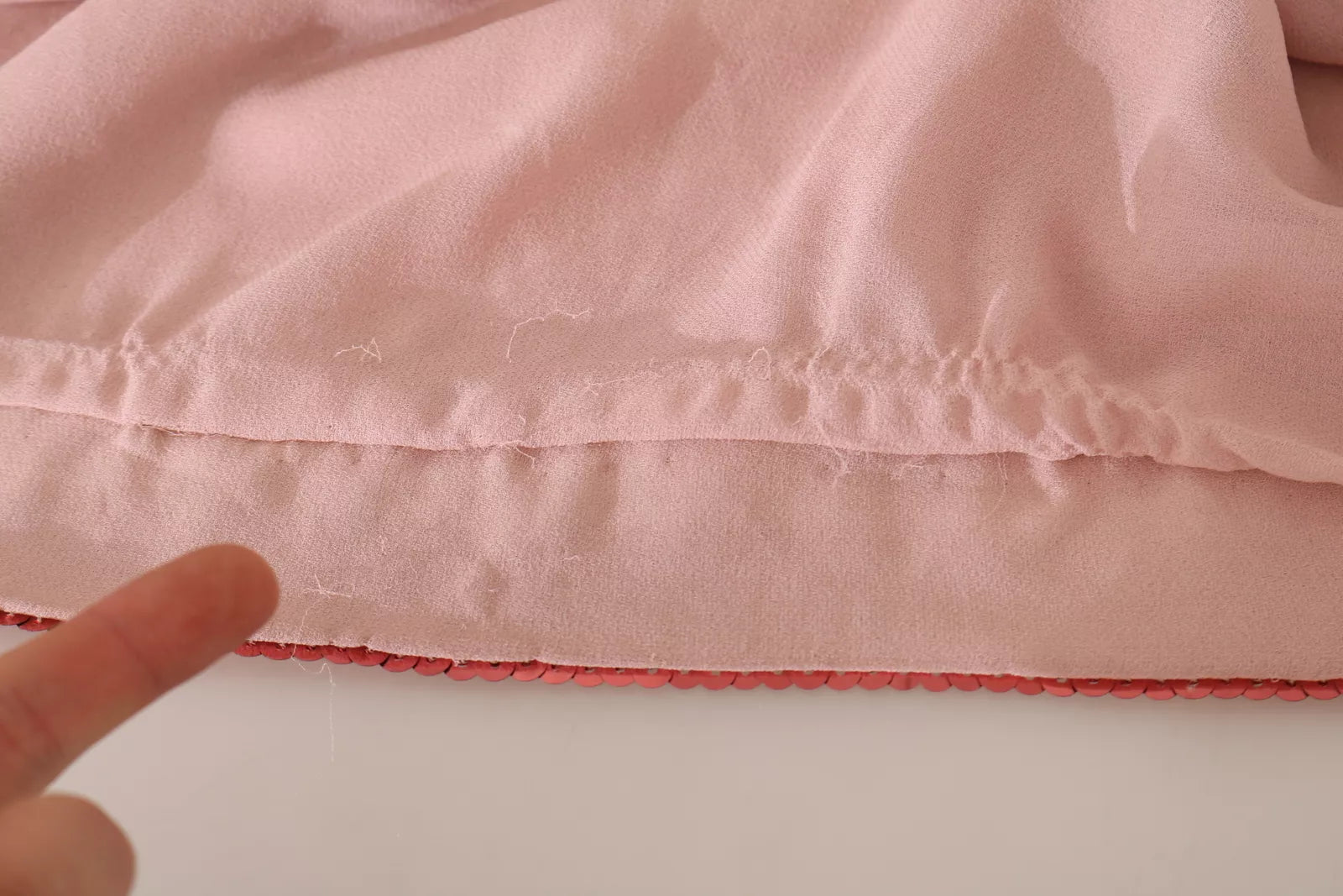 Robe longue de soirée Dolce & Gabbana rose à sequins floraux et cristaux, élégante et brillante.