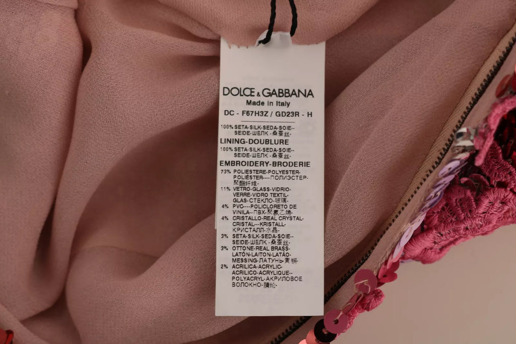 Robe longue Dolce & Gabbana rose avec sequins floraux et cristaux, élégante et ornée de détails scintillants.