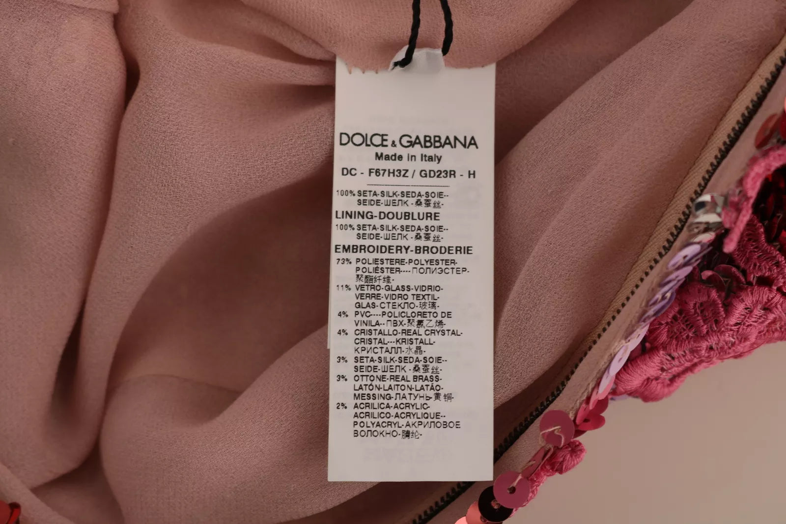 Robe longue Dolce & Gabbana rose avec sequins floraux et cristaux, élégante et ornée de détails scintillants.