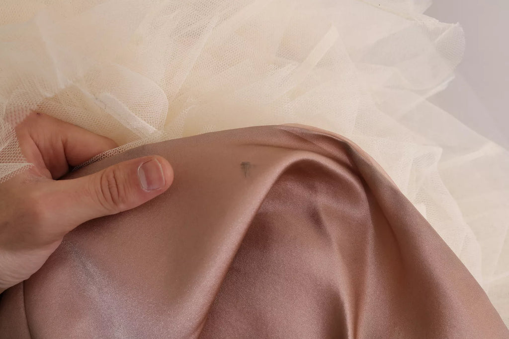 Robe de soirée en soie rose et cristaux, robe bal chandelier Dolce & Gabbana, élégante et sophistiquée, vue de face.