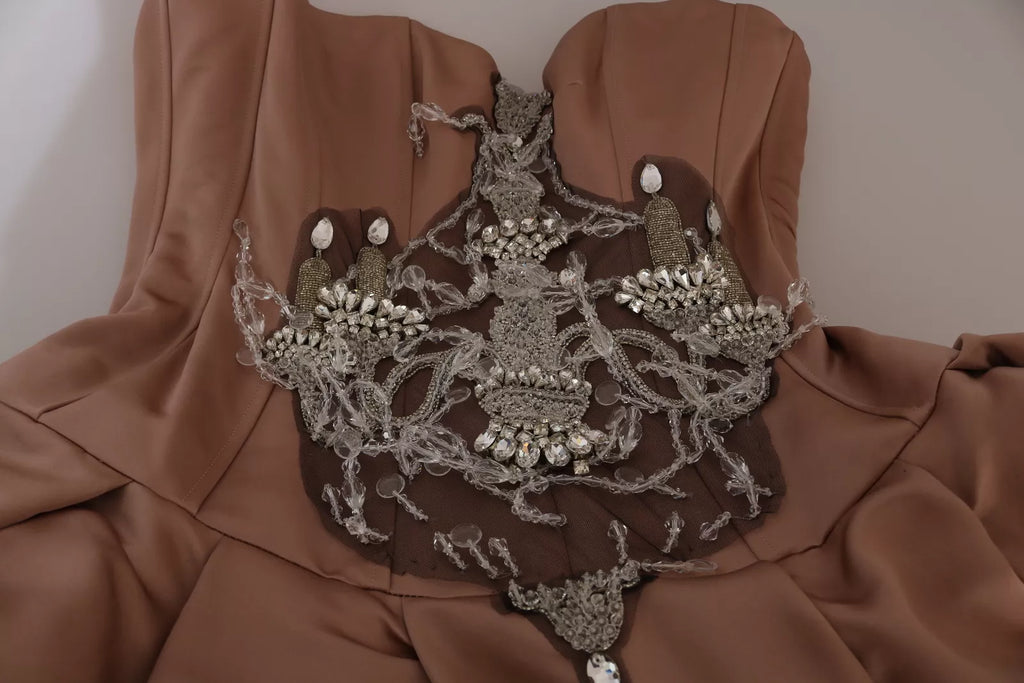 Robe de soirée en soie rose cristal avec chandelier de Dolce & Gabbana, élégante robe de gala avec détails scintillants.
