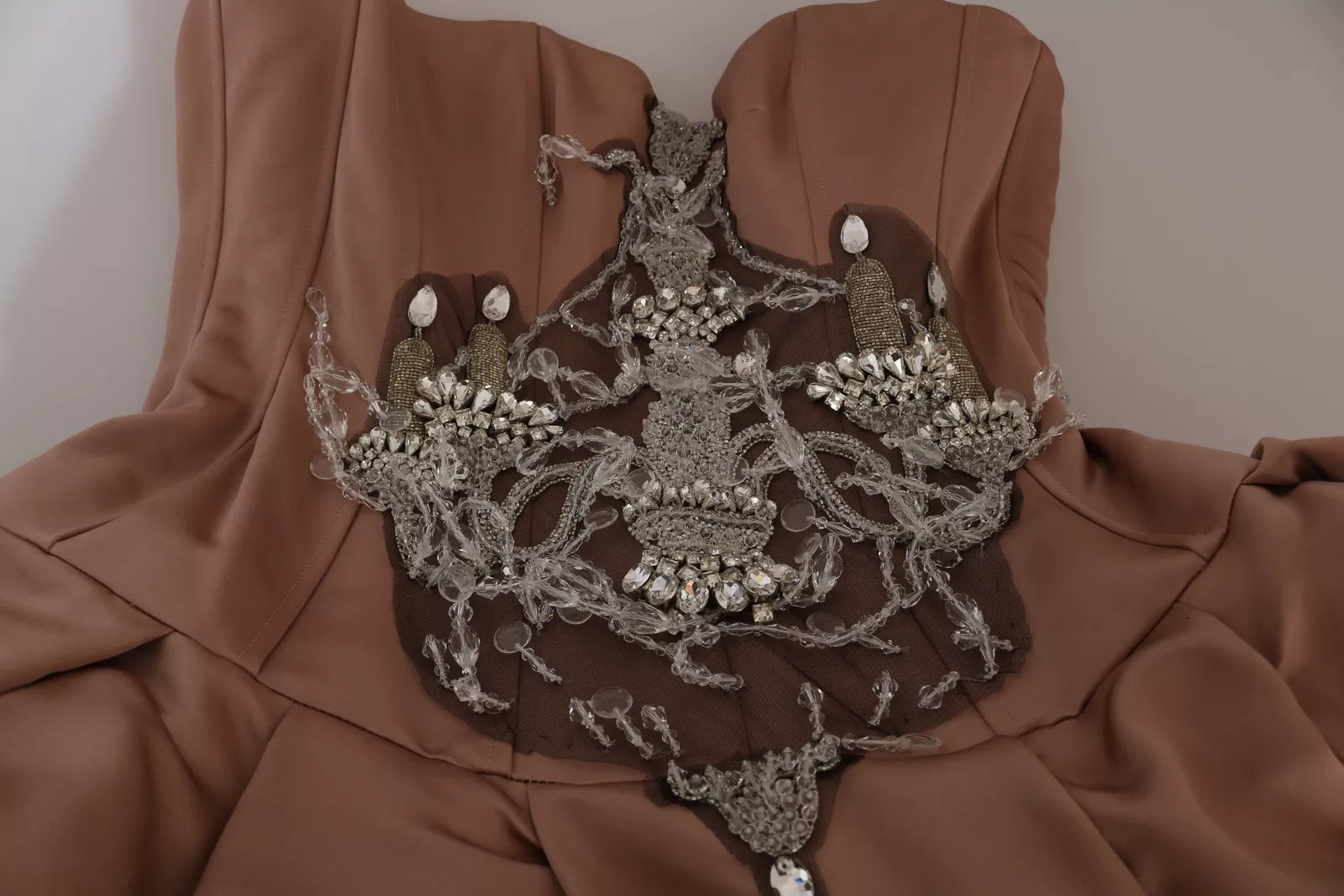 Robe de soirée en soie rose cristal avec chandelier de Dolce & Gabbana, élégante robe de gala avec détails scintillants.