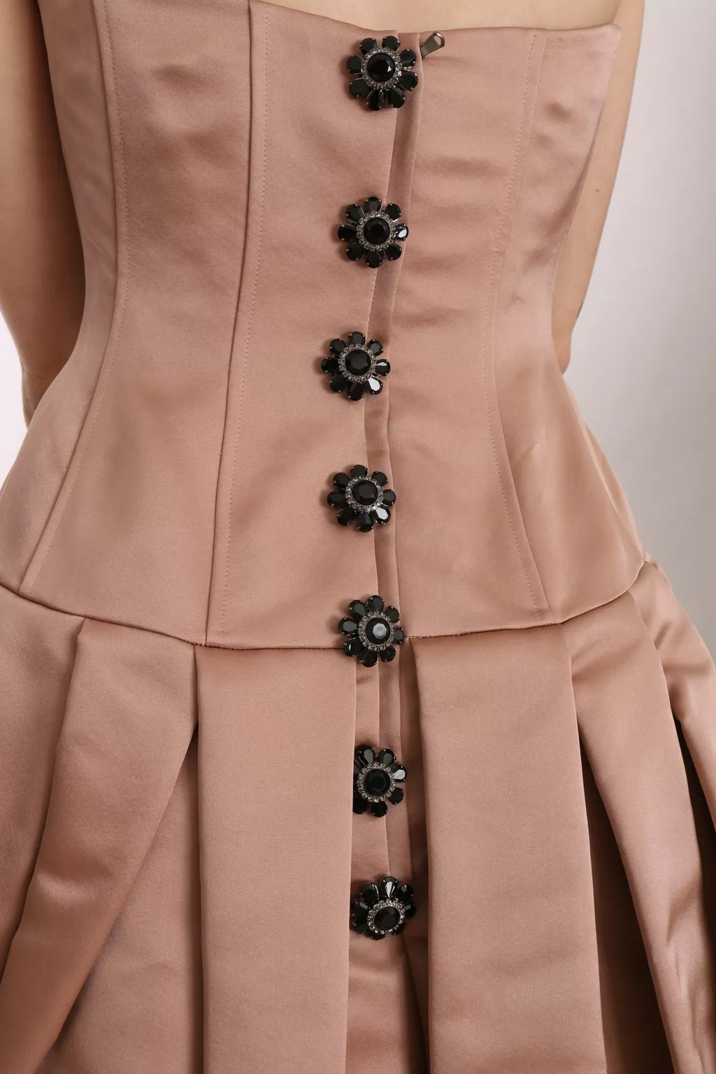 Robe de soirée en soie rose avec cristaux, robe chandelier Dolce & Gabbana, longue et élégante, vue de face avec détails scintillants.