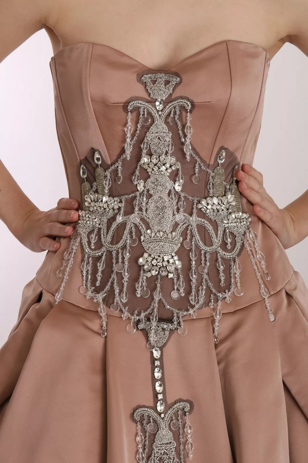 Robe de soirée en soie rose avec cristaux, robe chandelier Dolce & Gabbana, élégante et raffinée, conçue pour les occasions spéciales.