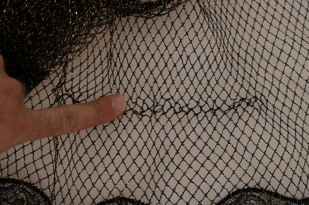 Robe Dolce & Gabbana en ligne A en forme de cœur noire avec cristaux dorés, style élégant et sophistiqué.