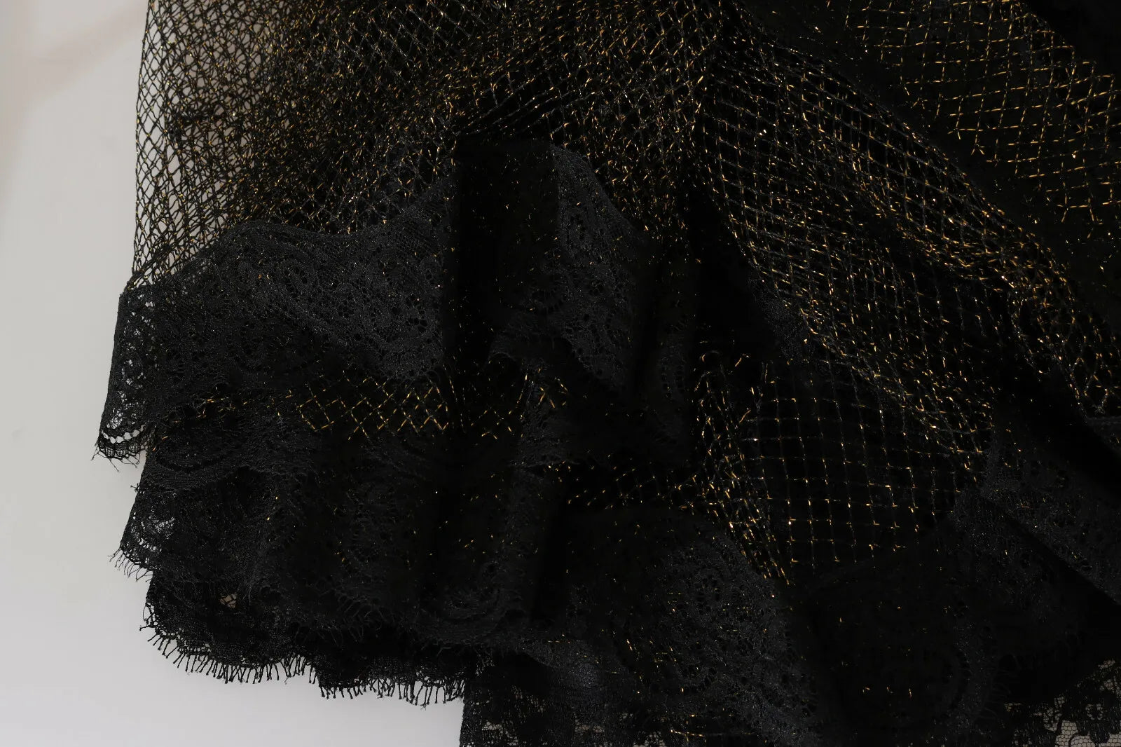 Robe en ligne Dolce & Gabbana noire à cœur en cristal doré, style évasé et élégante, vue de face.