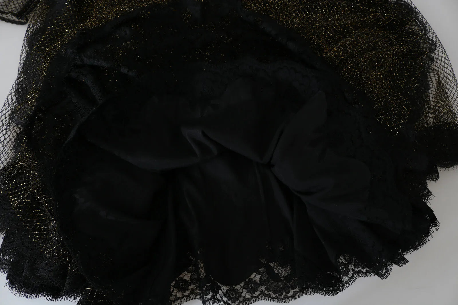 Robe Dolce & Gabbana noire et or avec cœur en cristal, coupe évasée, élégante robe de soirée à motif A-line.