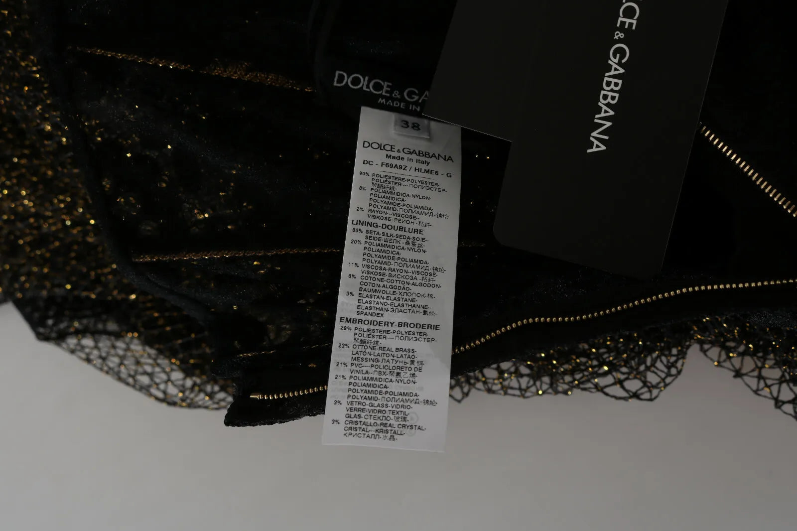 Robe en ligne Dolce & Gabbana noire et or avec cœur en cristal, coupe évasée et élégante.