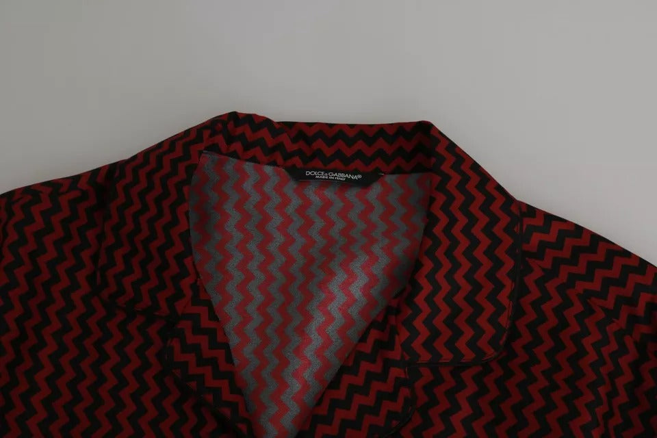 Chemise décontractée Dolce & Gabbana à motif zigzag noir et rouge, visible sur le mannequin.