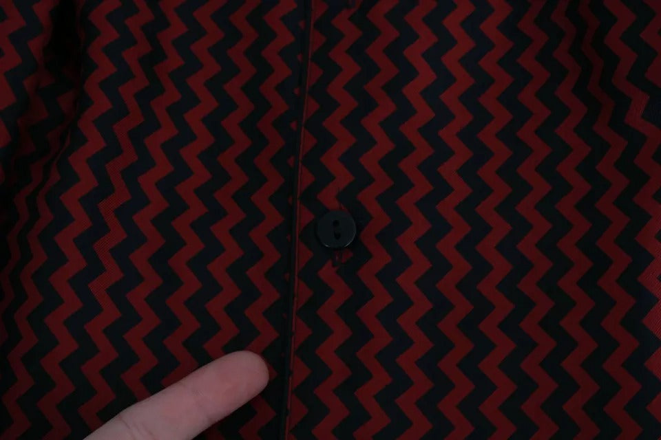 Chemise décontractée Dolce & Gabbana à motif zigzag noir et rouge, en coton, portée décontractée et élégante.