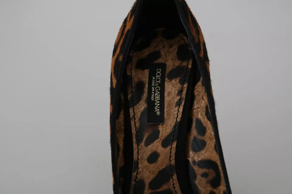 Escarpins Dolce & Gabbana en peau de pony à motif léopard marron, talons élégants et design sophistiqué.