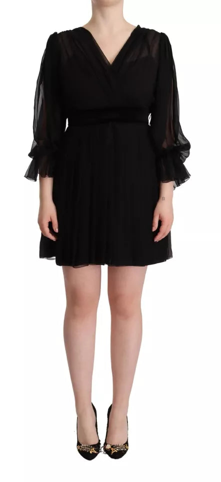 Robe courte noire Dolce & Gabbana à col en V, manches longues, coupe A-line élégante, tissu fluide et sophistiqué.
