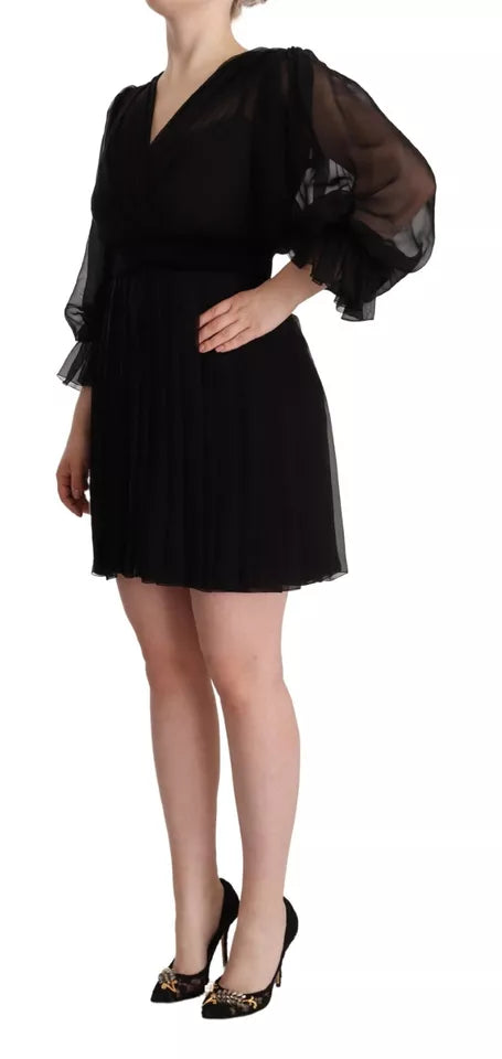 Robe mini à manches longues et décolleté en V noire de Dolce & Gabbana, style A-line élégante et chic.