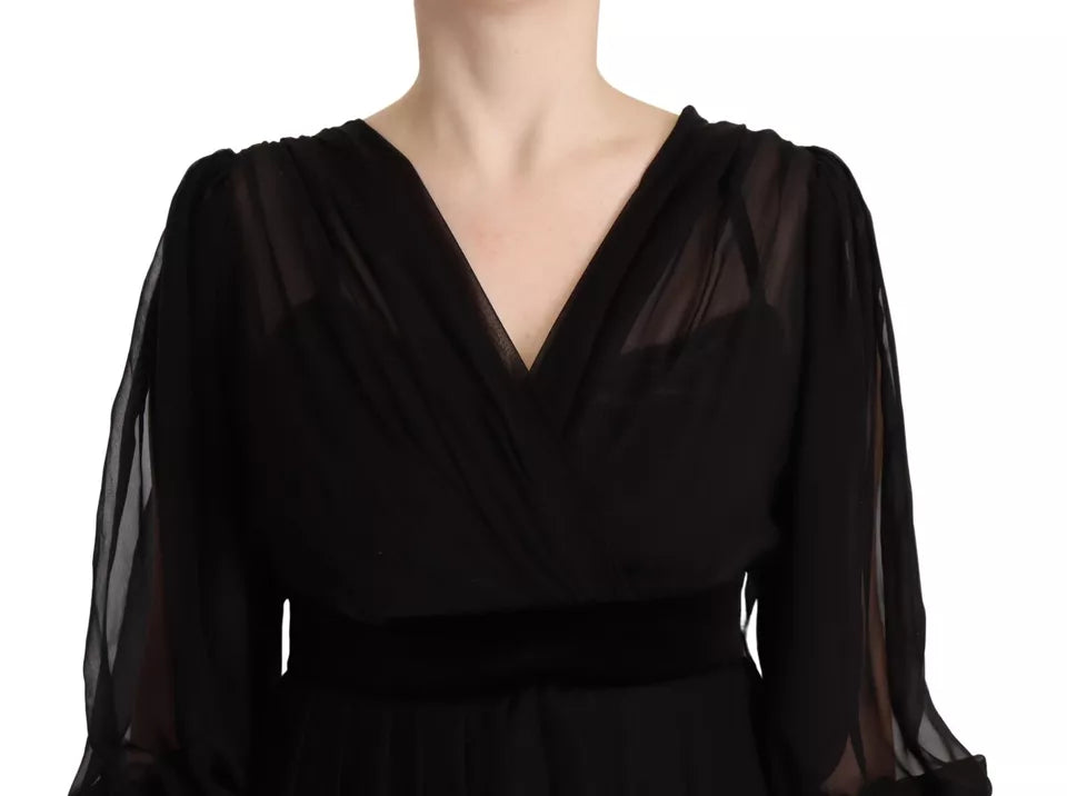 Robe courte noire Dolce & Gabbana à col en V, manches longues, style A-line, en tissu léger pour femme.