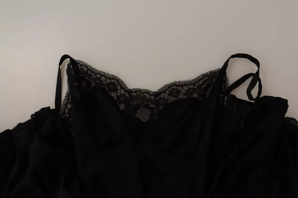 Robe courte noir à manches longues et col en V de Dolce & Gabbana, style mini et coupe en ligne A, vue de face.