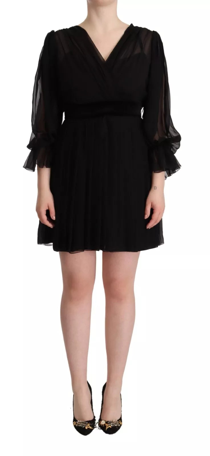 Robe courte Dolce & Gabbana noire à col en V, manches longues, style mini et coupe en A, portée élégante et sophistiquée.
