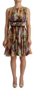 Robe courte beige à fleurs sans manches de Dolce & Gabbana avec col rond, motif floral élégant.