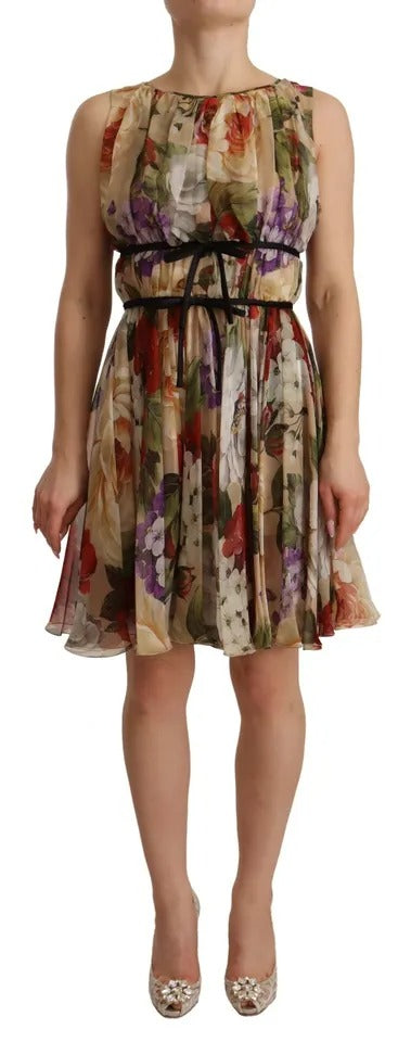 Robe courte beige à fleurs sans manches de Dolce & Gabbana avec col rond, motif floral élégant.