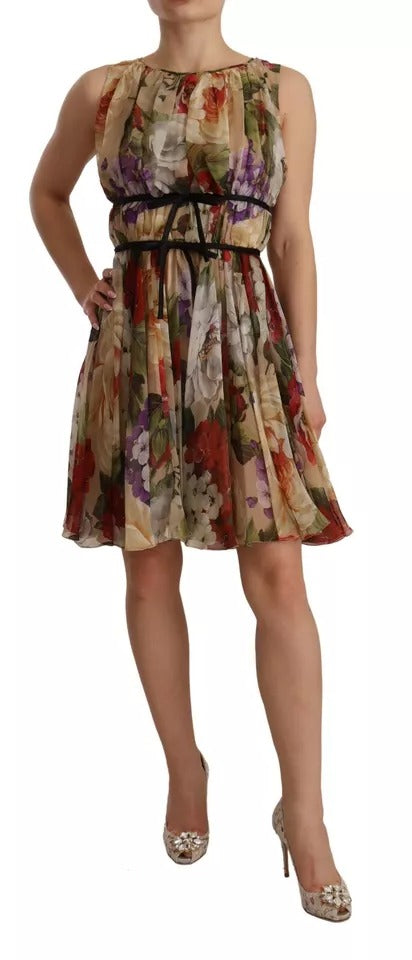 Robe courte beige à fleurs sans manches et col rond de Dolce & Gabbana, style élégant et féminin.