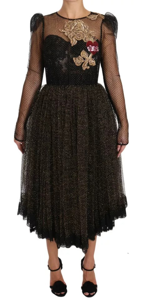 Robe en ligne Dolce & Gabbana noire avec détails dorés et cristaux en forme de cœur, coupe évasée élégante.