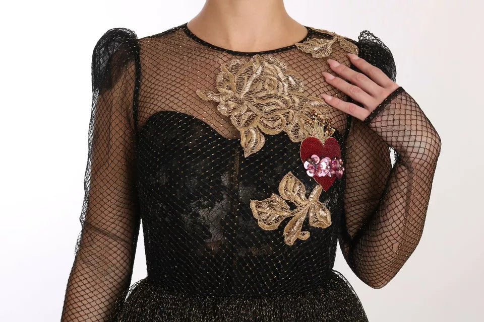 Robe en ligne A noire Dolce & Gabbana avec cristaux dorés en forme de cœur, élégante et sophistiquée.