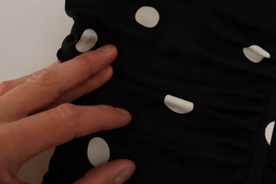 Robe midi en soie noire à pois Dolce & Gabbana avec décolleté en V, coupe ajustée et élégante.