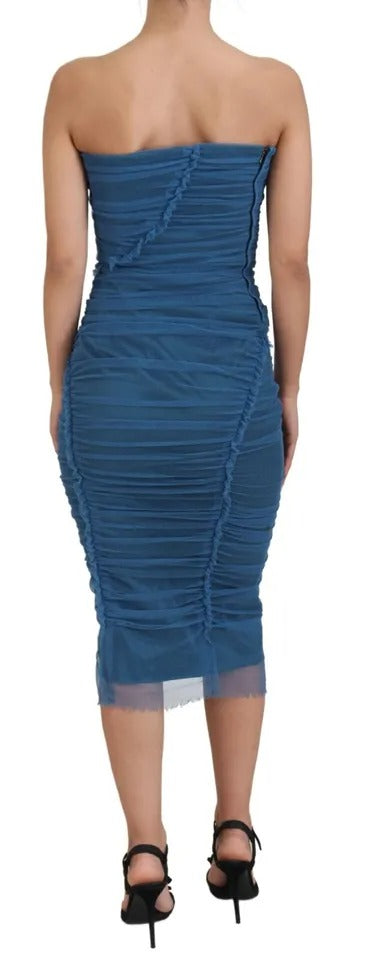 Robe trapèze en tulle bleu avec bordure en mesh et détails froncés, par Dolce & Gabbana.