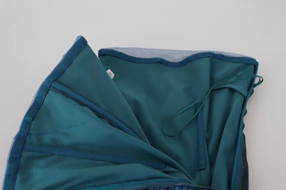 Robe fourreau en tulle bleu avec bordure en mesh et détails froncés, conçue par Dolce & Gabbana, vue de face.