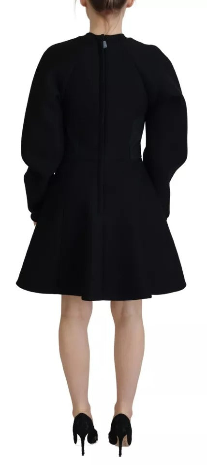 Robe courte en coton noire à manches longues de style A-line par Dolce & Gabbana, vue de face.