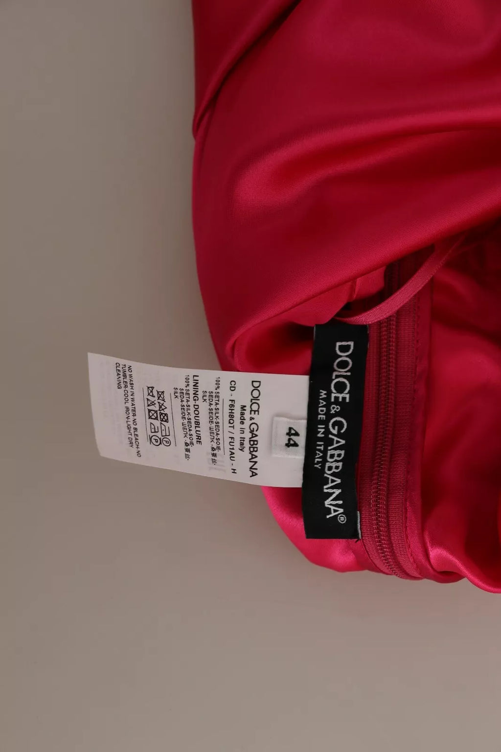 Robe midi fuchsia Dolce & Gabbana, ajustée, coupe asymétrique, une épaule, élégante et raffinée, vue de face.