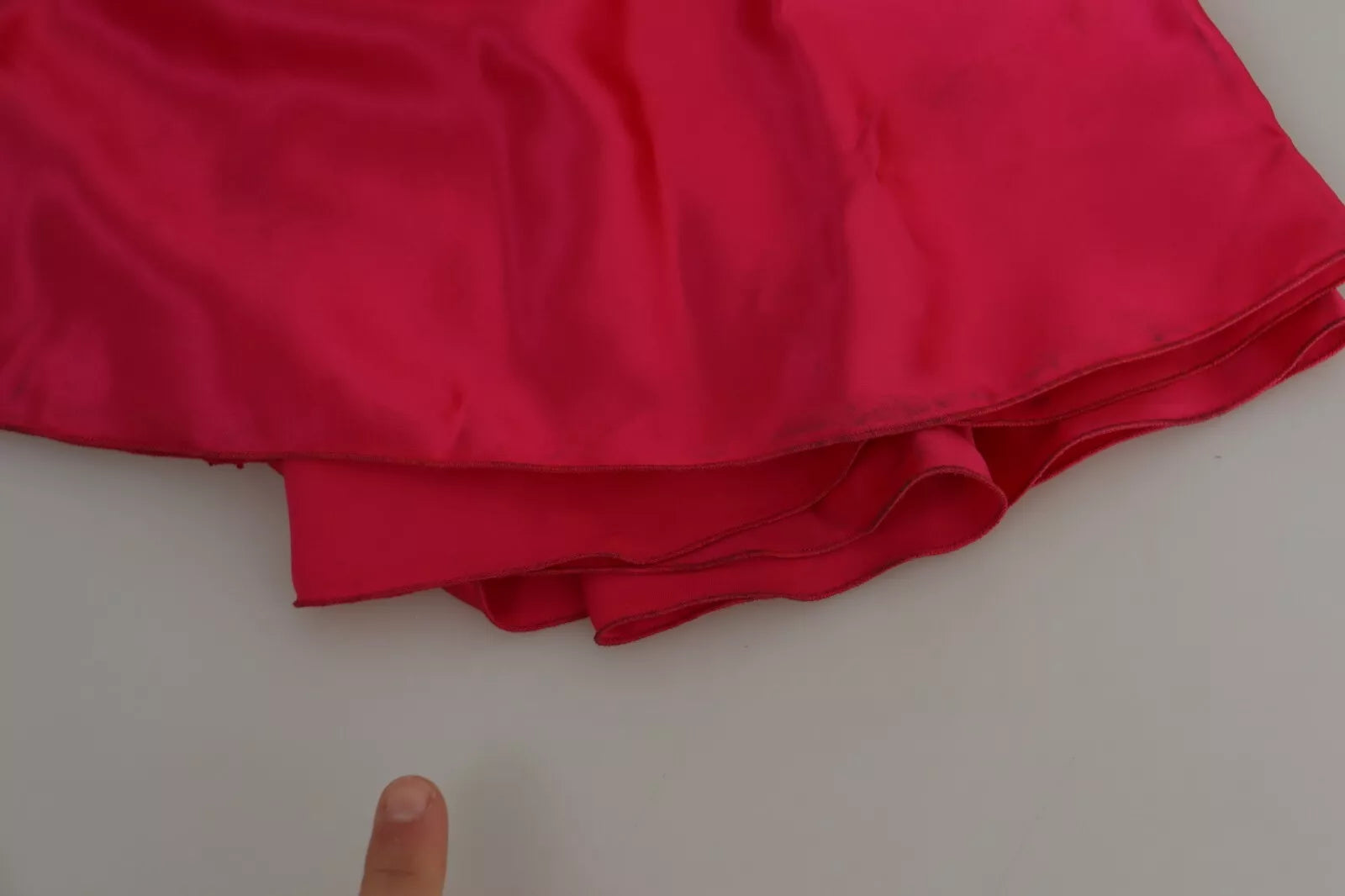 Robe midi Dolce & Gabbana fuchsia ajustée, coupe épaule unique, vêtement élégant et féminin, vue de face.