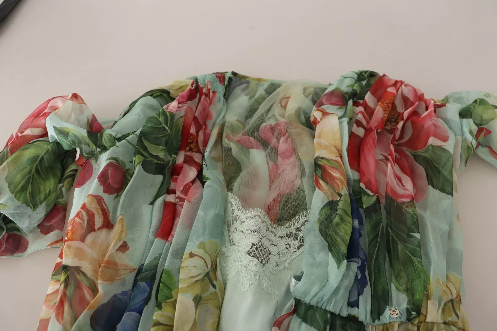 Robe midi à manches longues Dolce & Gabbana, verte à fleurs, décolleté en V, style élégant et floral.