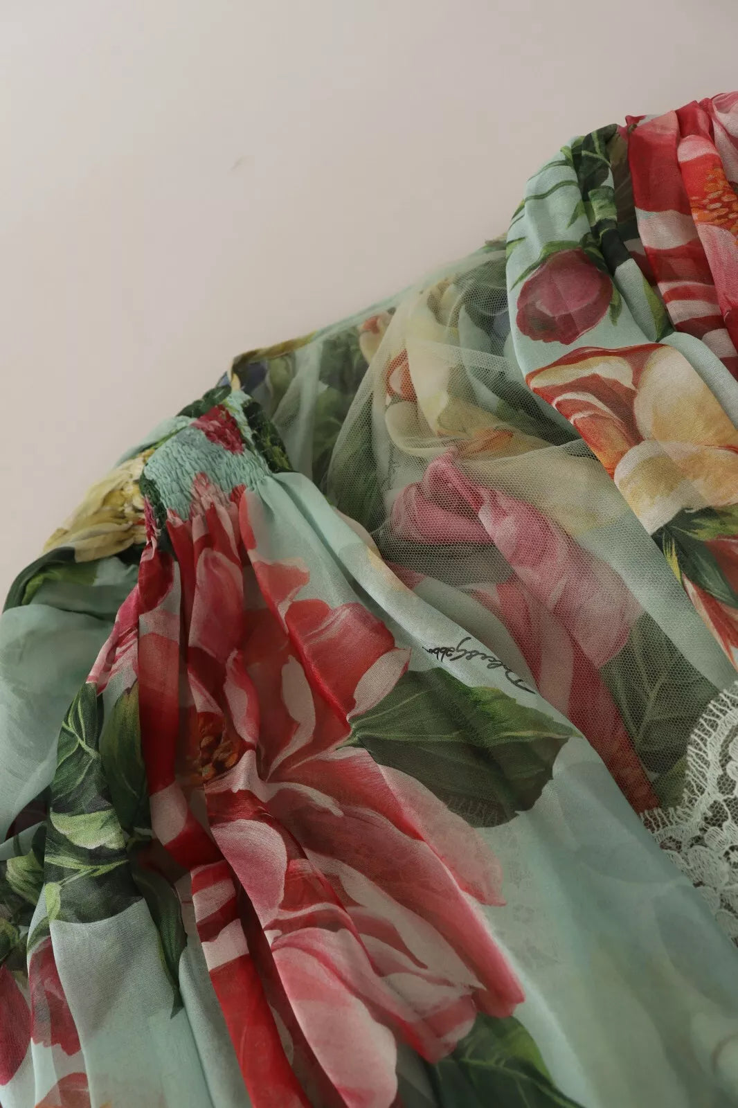 Robe midi à manches longues Dolce & Gabbana, verte à fleurs, avec décolleté en V, style élégant et féminin.