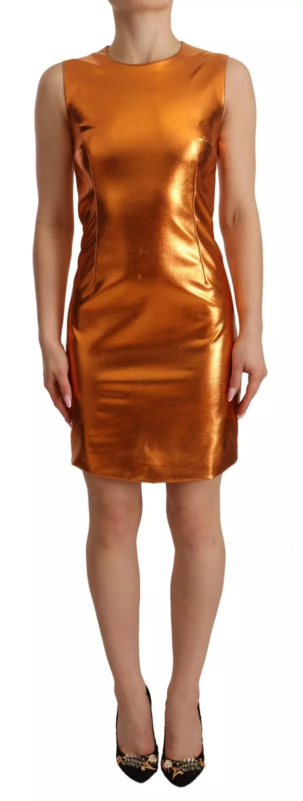 Robe sans manches métallique orange de Dolce & Gabbana, coupe ajustée, tissu brillant, portée élégante et moderne.