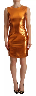 Robe sans manches en métal orange de Dolce & Gabbana, coupe ajustée, élégante et brillante, sur un fond neutre.